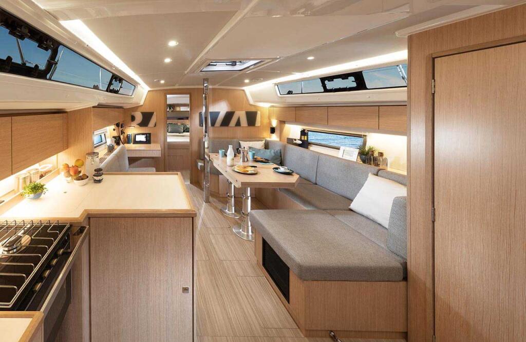 Sailing yacht 
