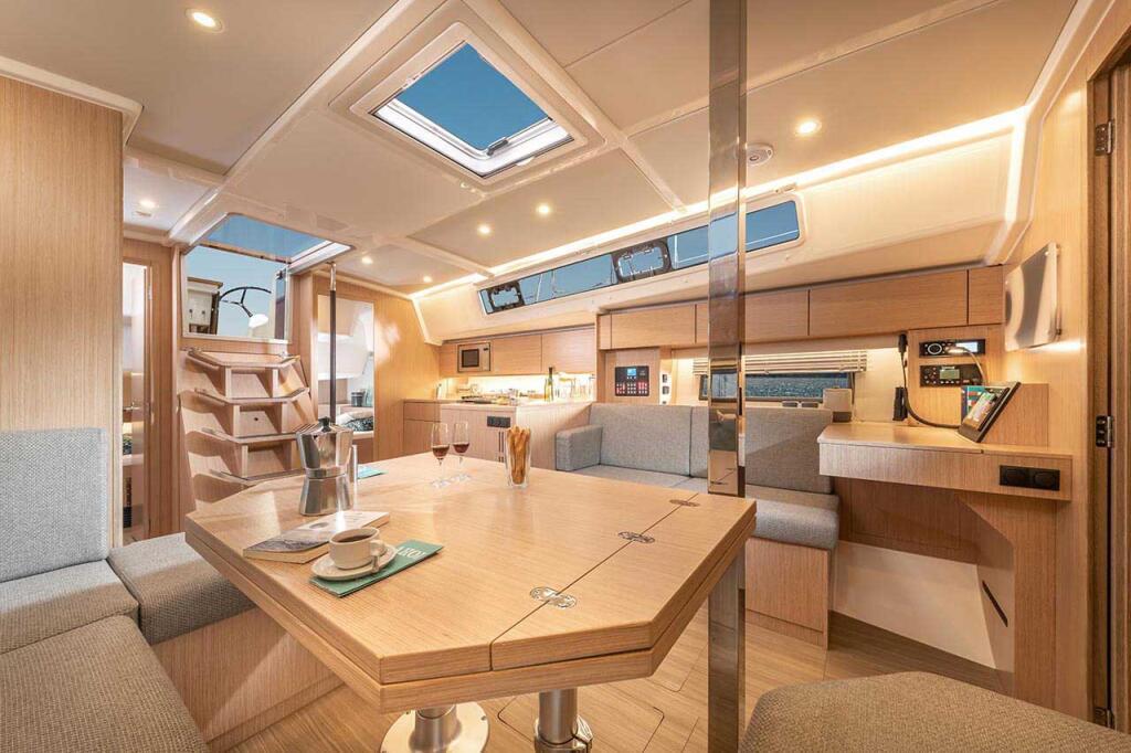Sailing yacht 