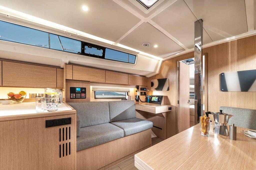 Sailing yacht 