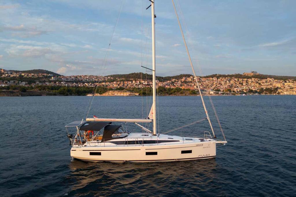 Sailing yacht 