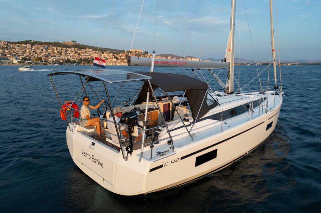 Sailing yacht 