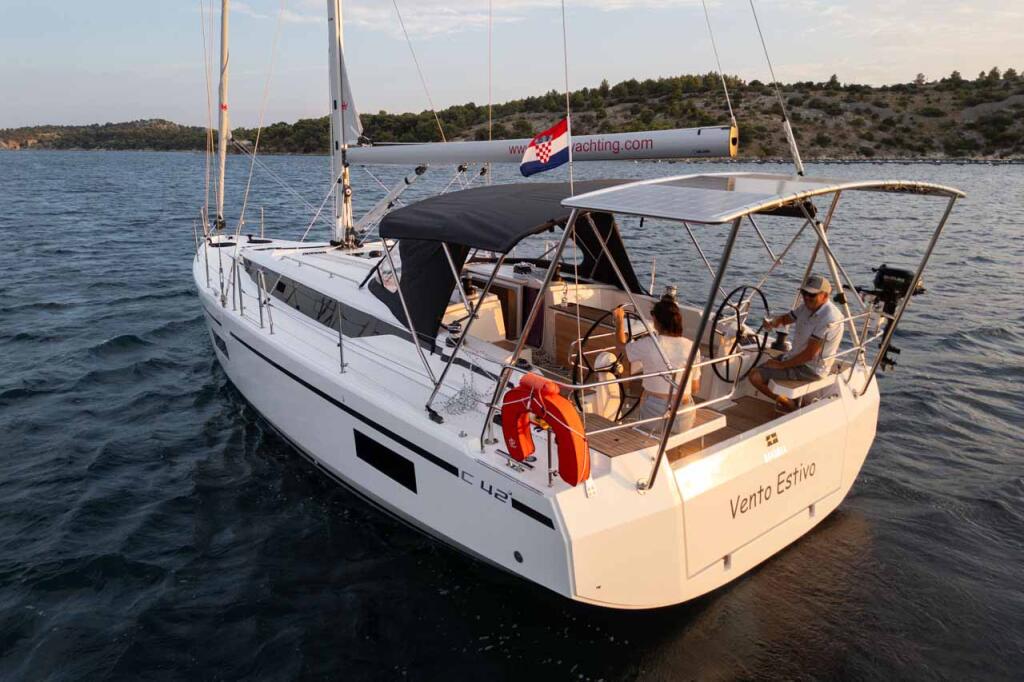 Sailing yacht 