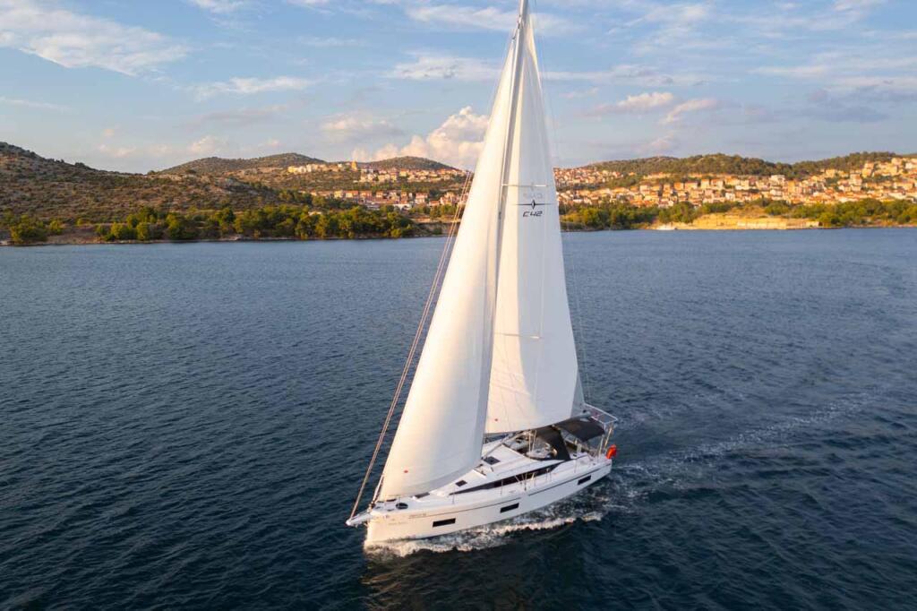 Sailing yacht 