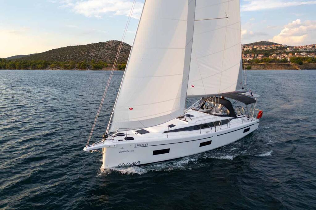 Sailing yacht 