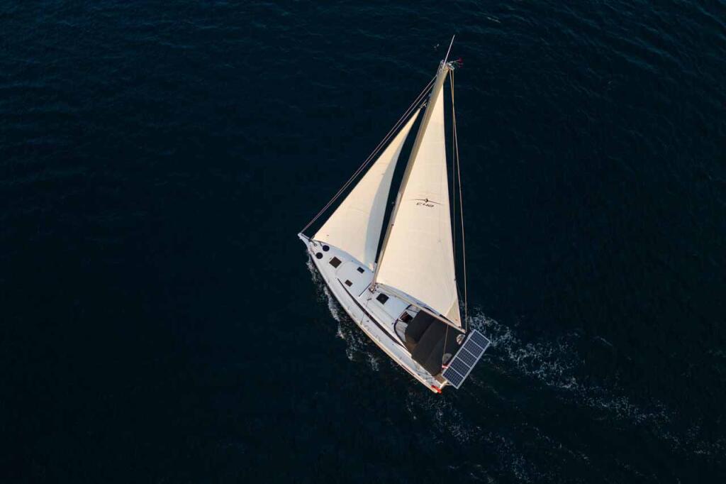 Sailing yacht 