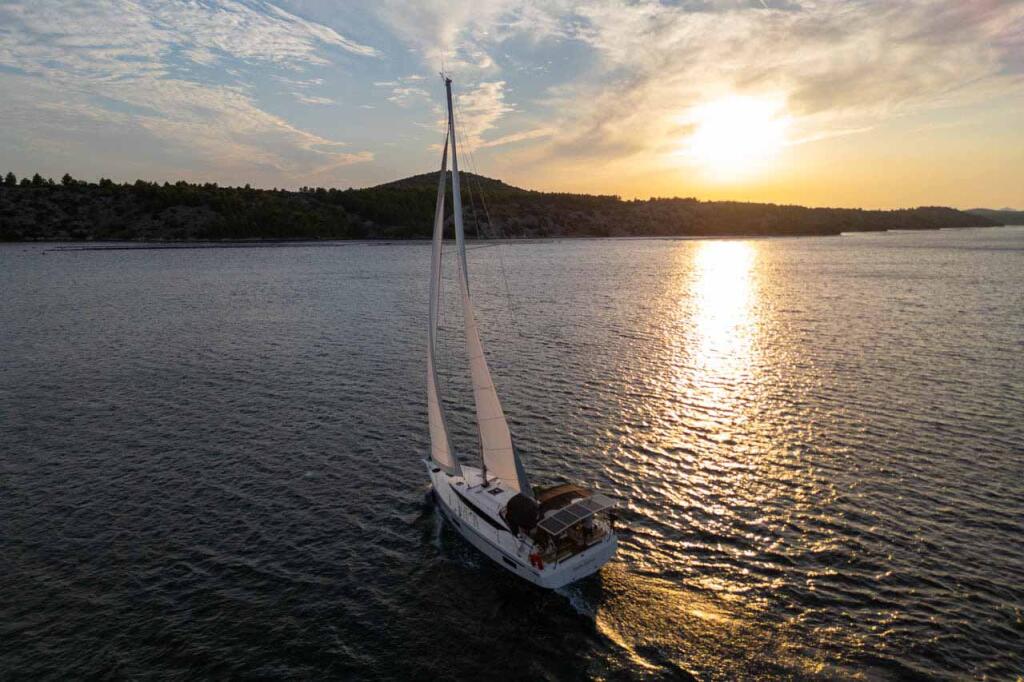 Sailing yacht 