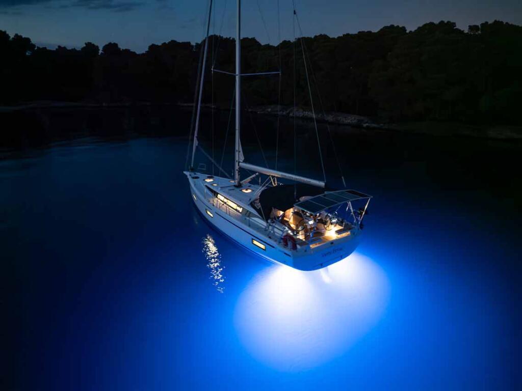 Sailing yacht 
