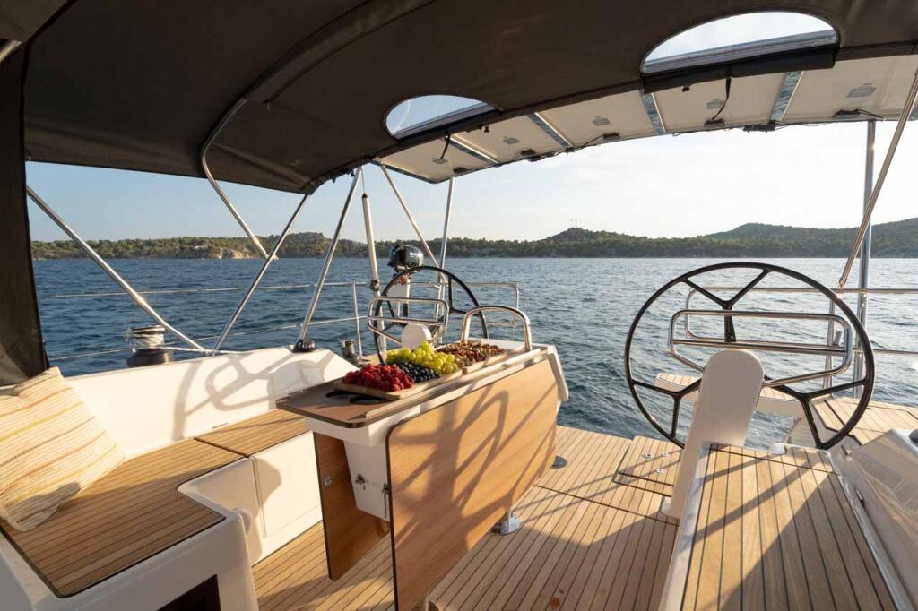 Sailing yacht 