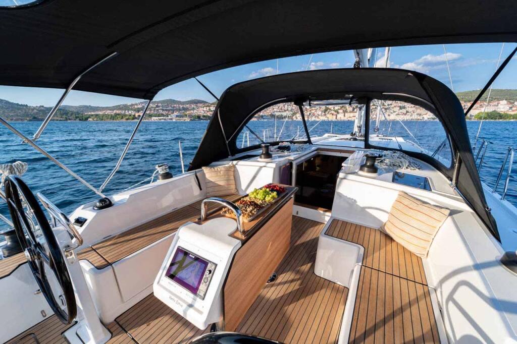 Sailing yacht 