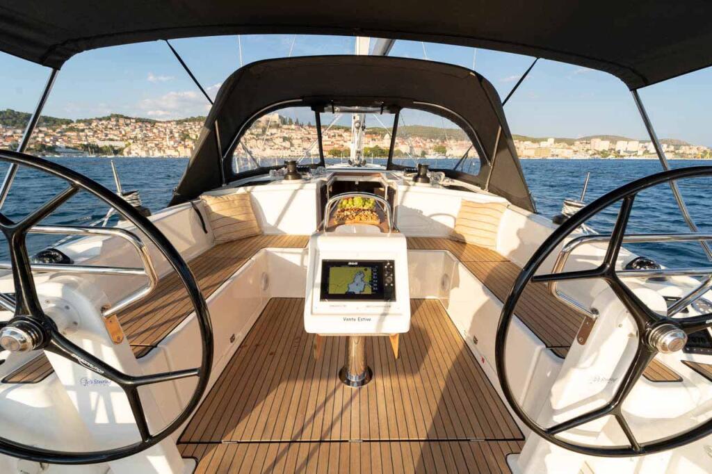 Sailing yacht 