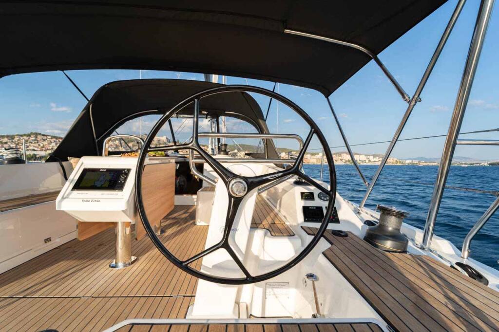 Sailing yacht 