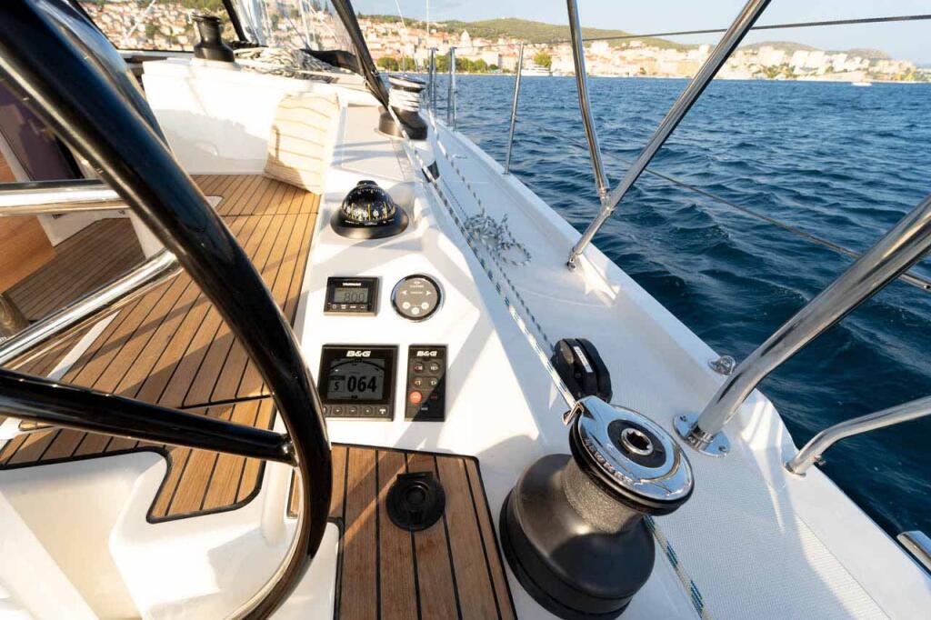 Sailing yacht 