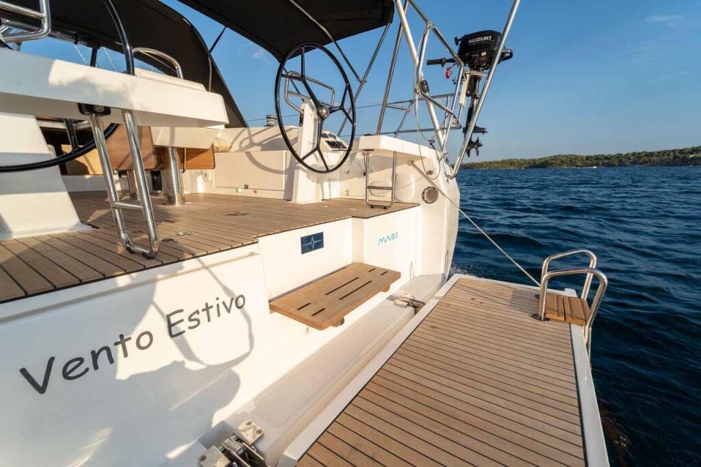 Sailing yacht 