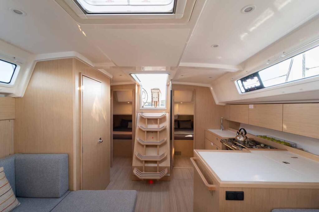 Sailing yacht 