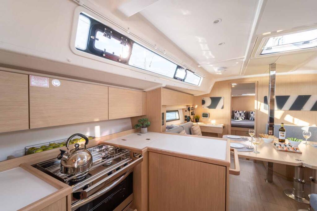 Sailing yacht 