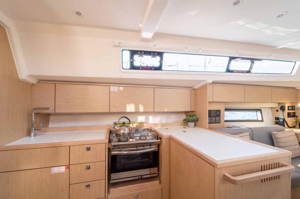 Sailing yacht 