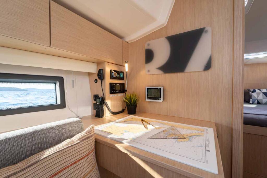 Sailing yacht 