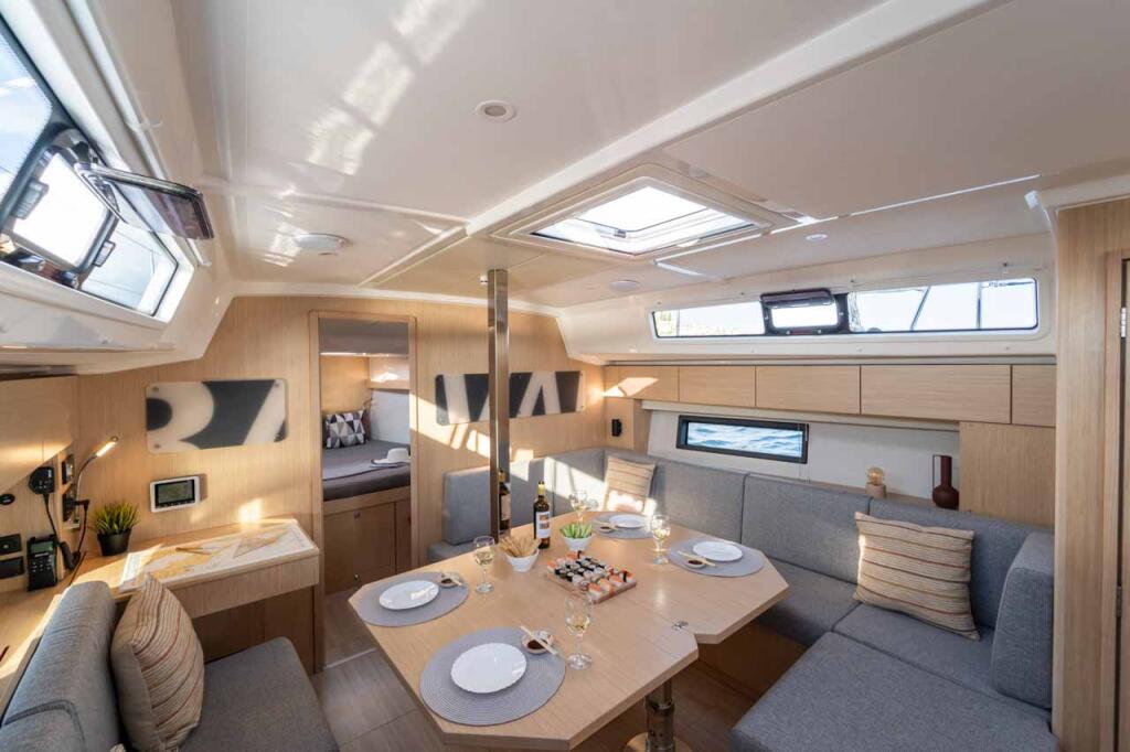 Sailing yacht 