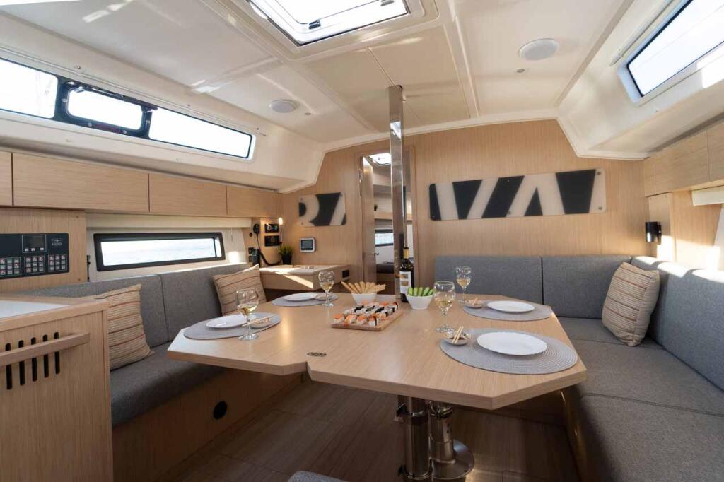 Sailing yacht 