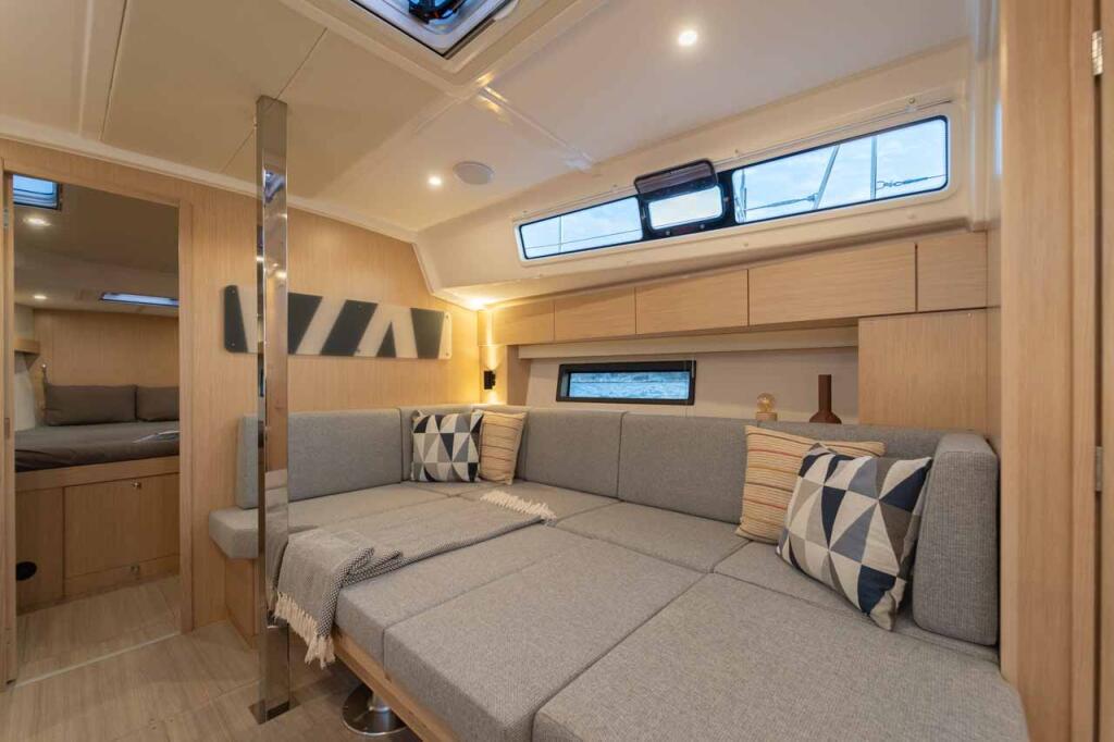Sailing yacht 