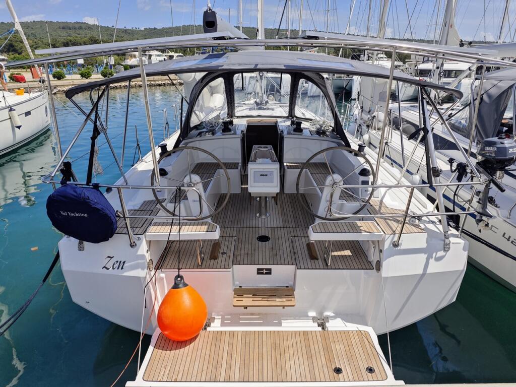 Sailing yacht 