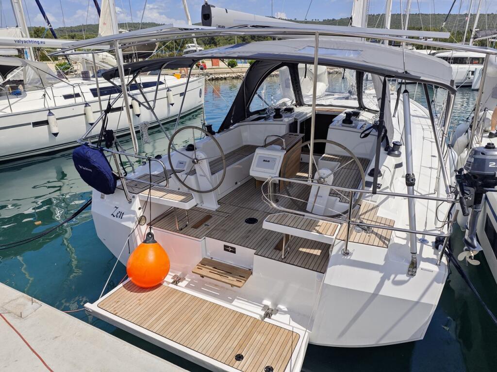 Sailing yacht 
