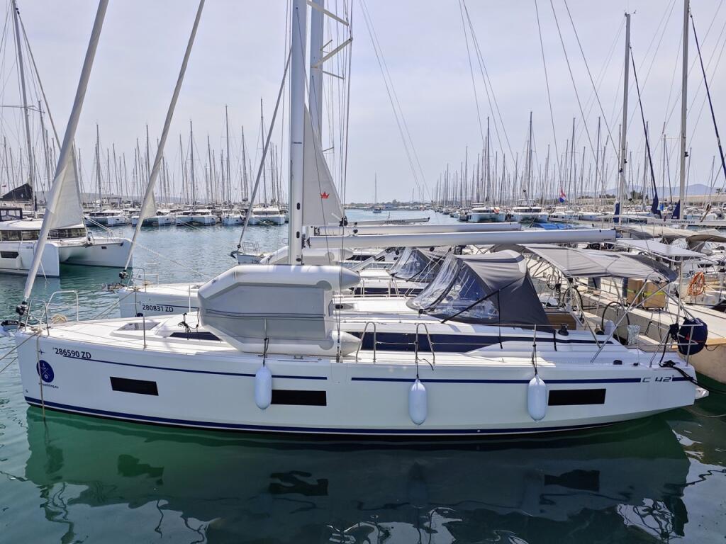 Sailing yacht 