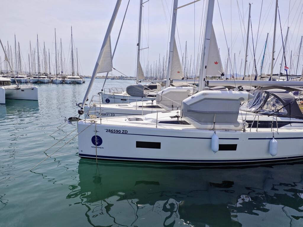 Sailing yacht 