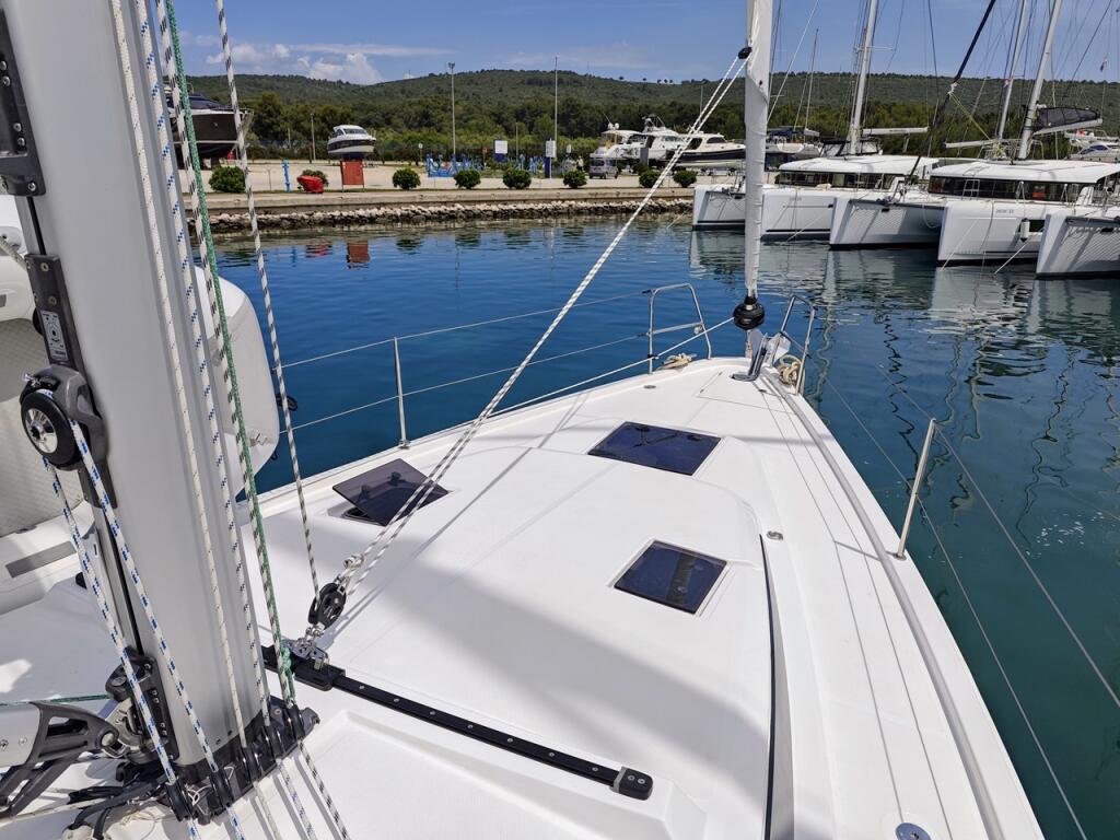 Sailing yacht 