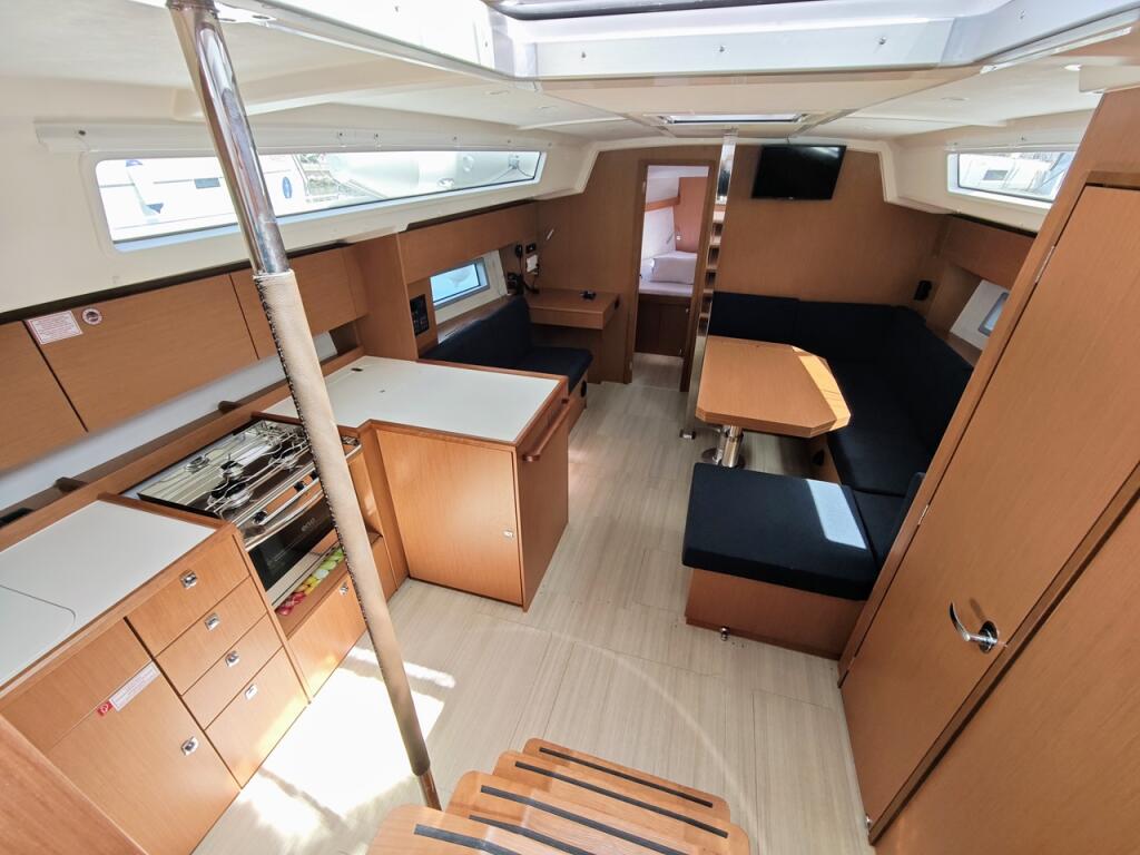 Sailing yacht 