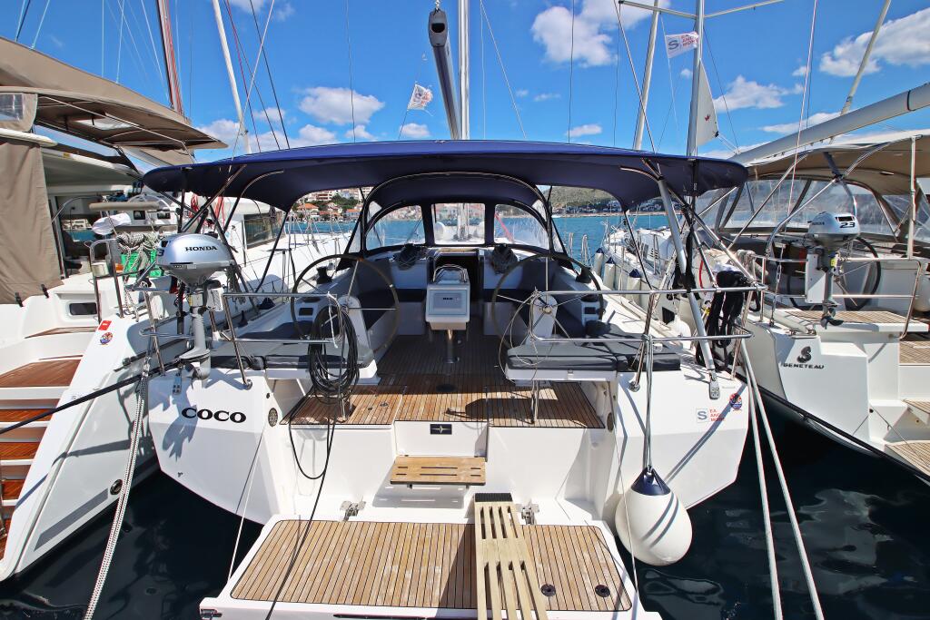 Sailing yacht 