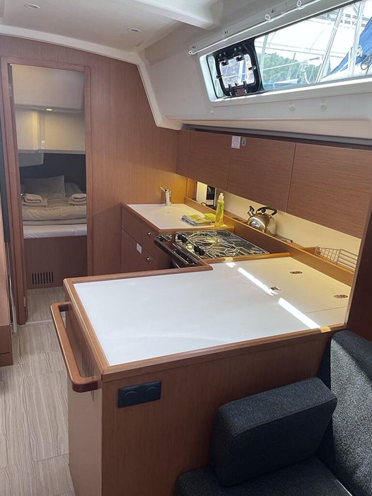 Sailing yacht 