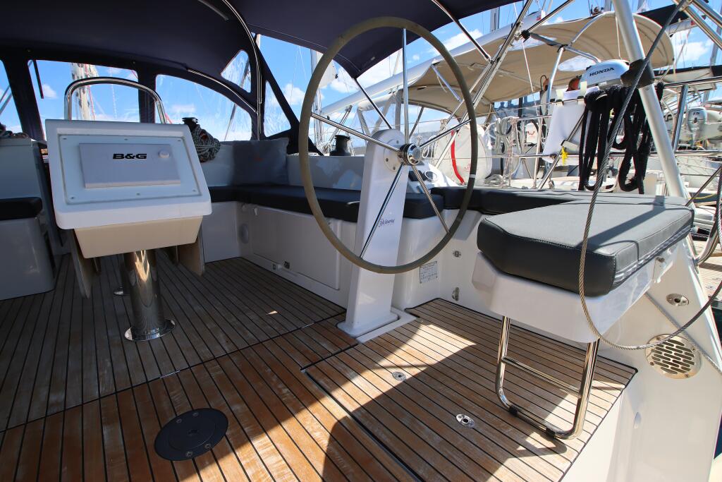Sailing yacht 