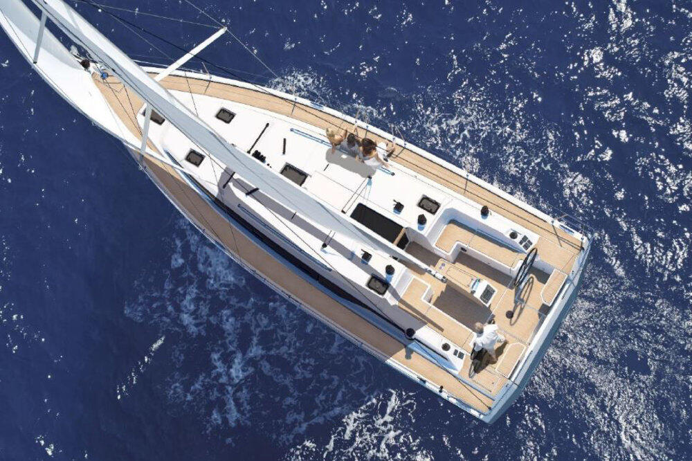 Sailing yacht 