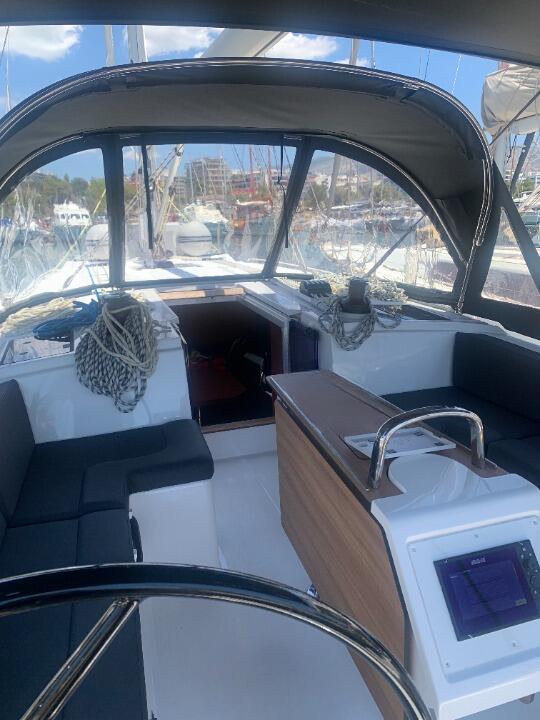 Sailing yacht 