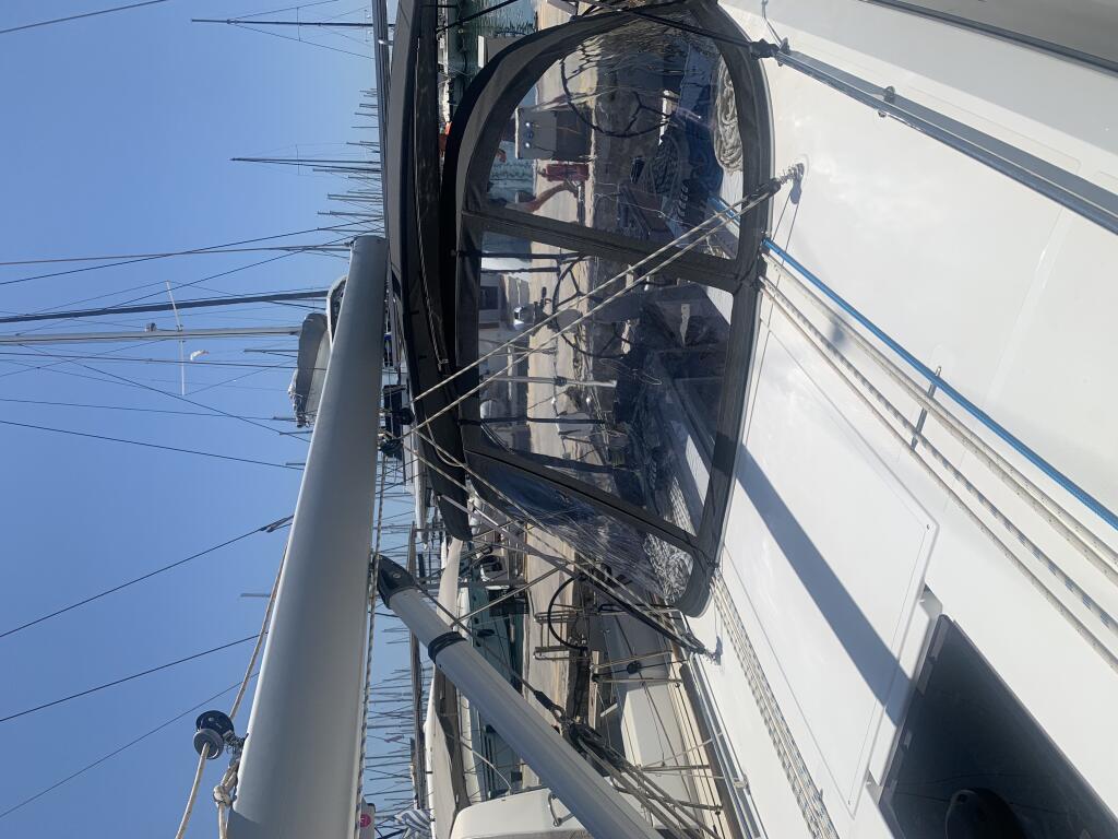 Sailing yacht 