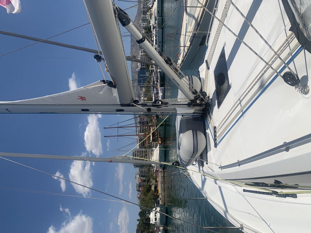 Sailing yacht 
