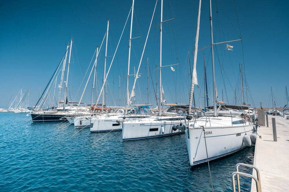 Sailing yacht 