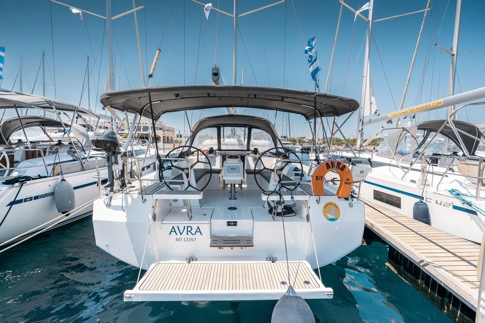 Sailing yacht 