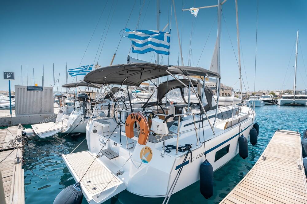 Sailing yacht 
