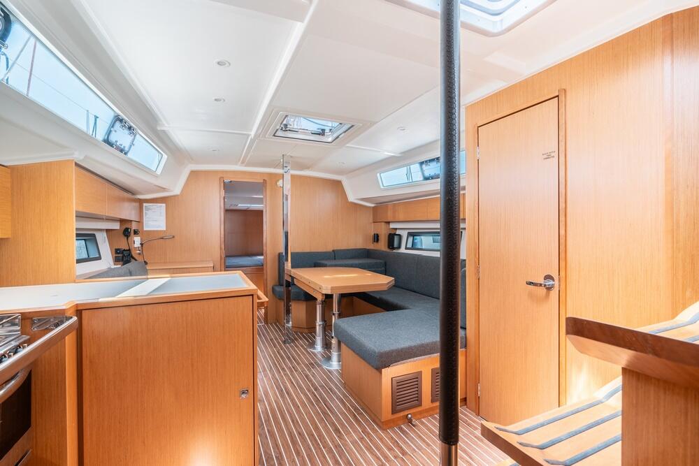 Sailing yacht 