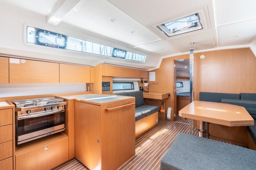 Sailing yacht 