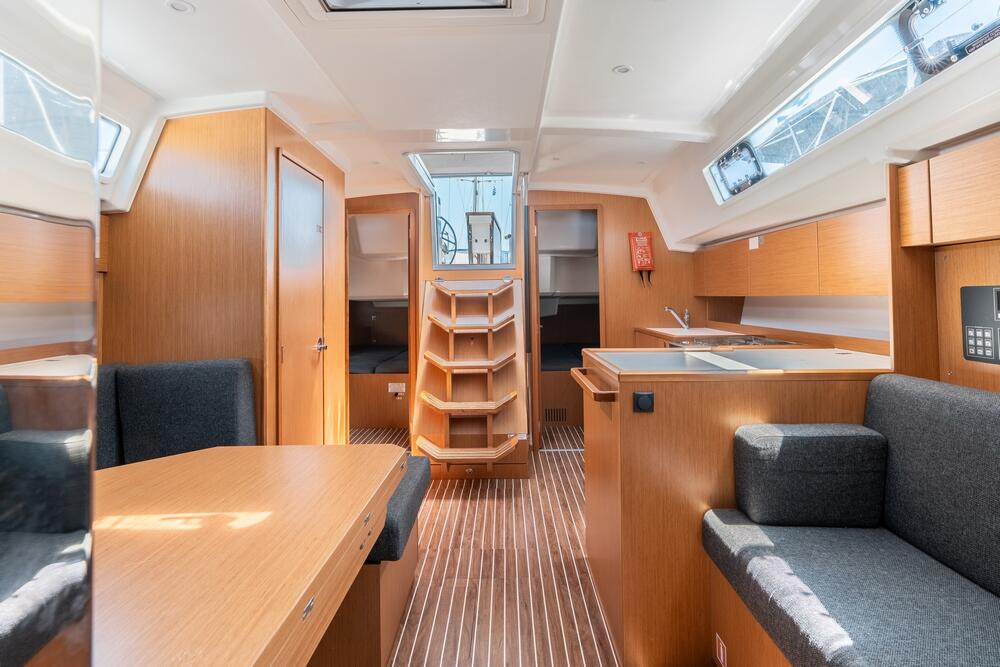 Sailing yacht 