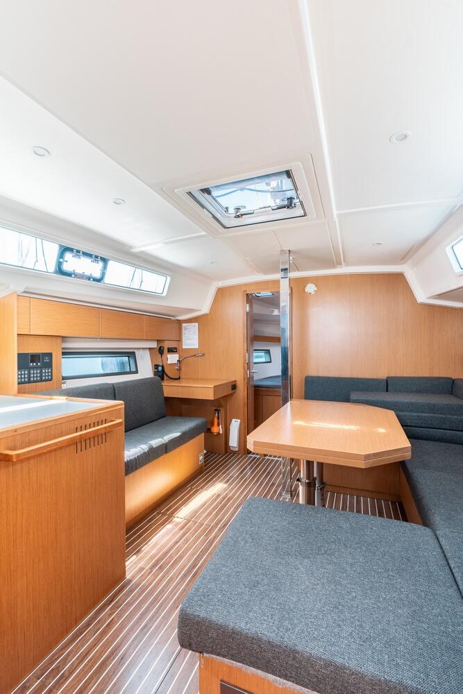 Sailing yacht 