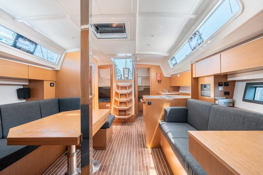 Sailing yacht 