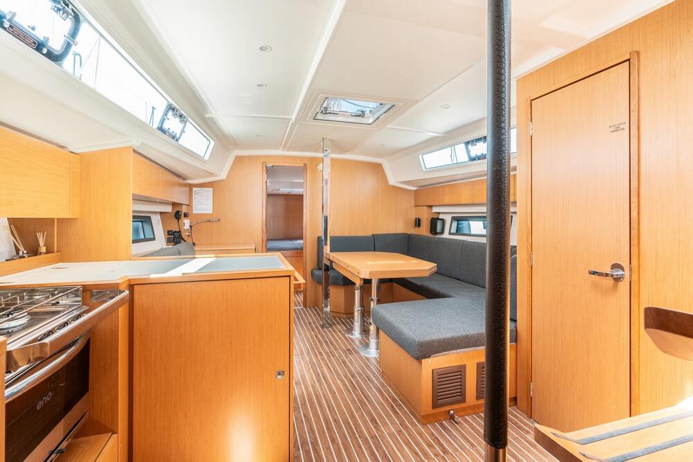 Sailing yacht 
