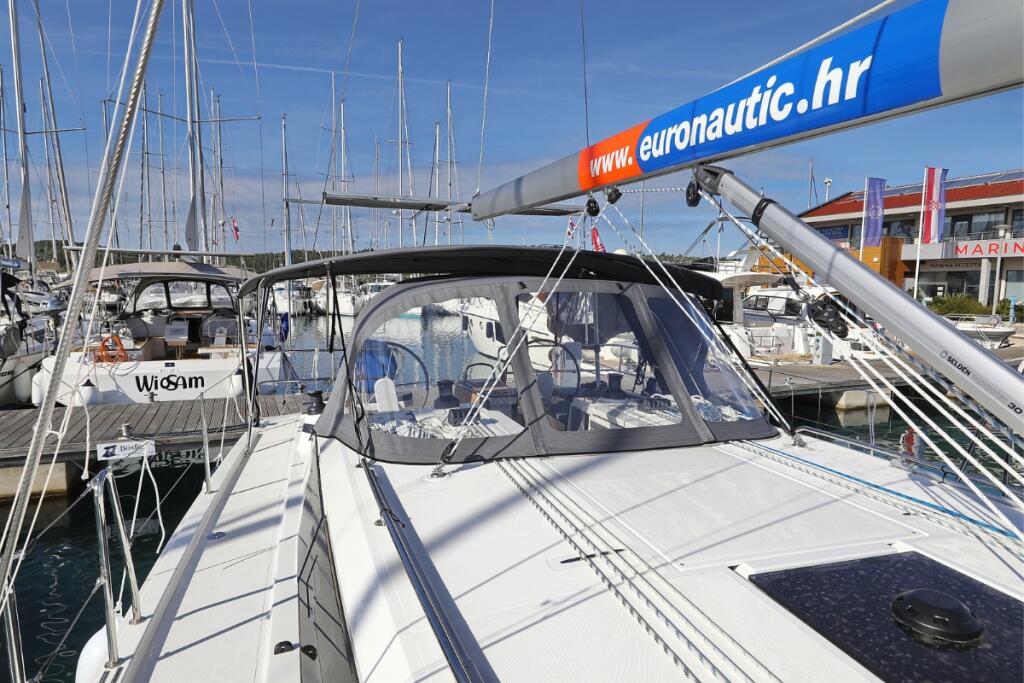Sailing yacht 