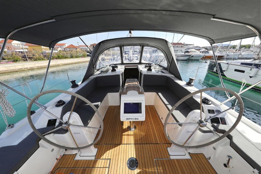 Sailing yacht 