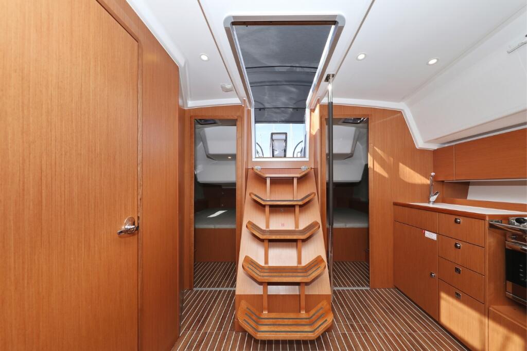 Sailing yacht 