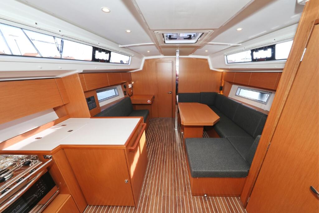 Sailing yacht 